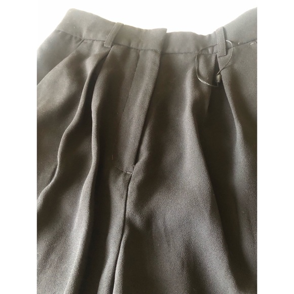 Express Shorts - Picture 3 of 6